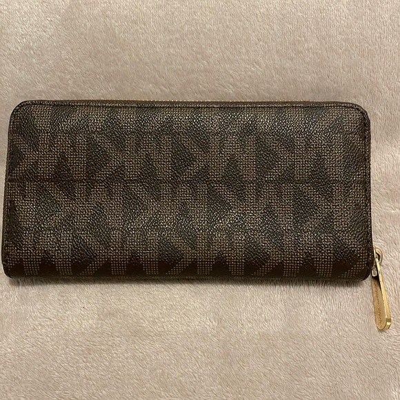 Michael Kors Logo Wallet. Color Brown/Tan. Large Size Wallet. - Picture 2 of 5